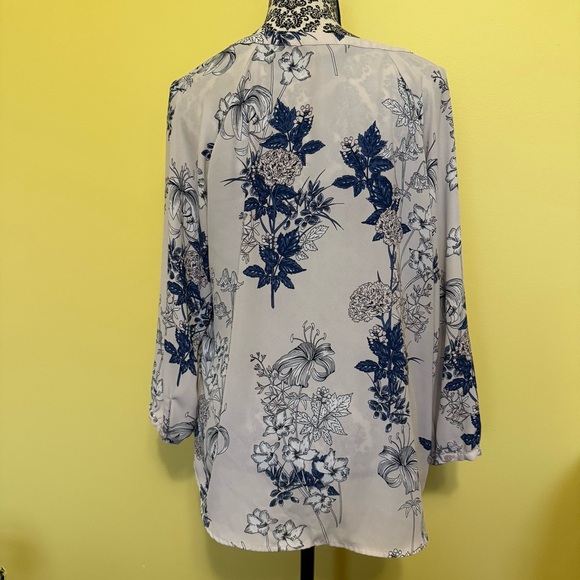 Banana Republic ¾ sleeve floral shirt - Picture 2 of 3